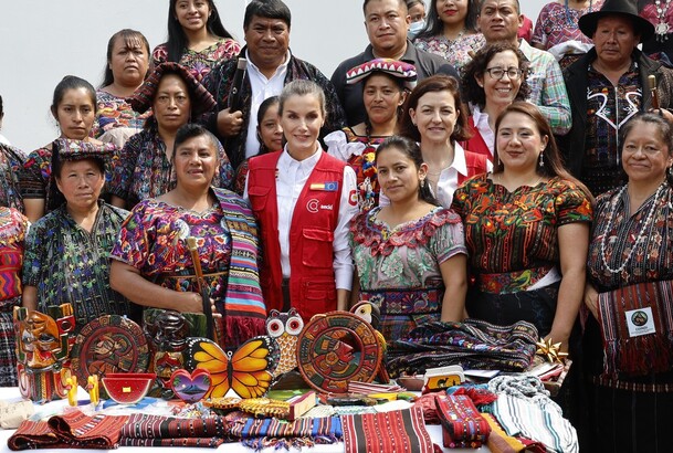 Doña Letizia junto a vecinos , autoridades y corporación municipal de San José Chacayá